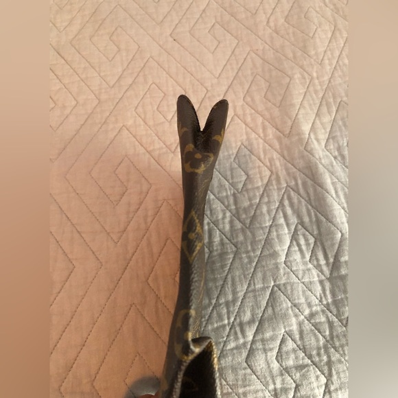 Womens Louis Vuitton make up travel bag - Picture 3 of 11